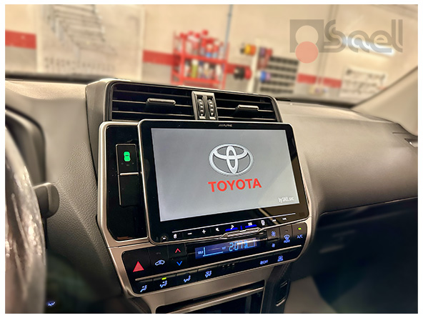 alpine-ilx-f905d-toyota-land-cruiser-num1