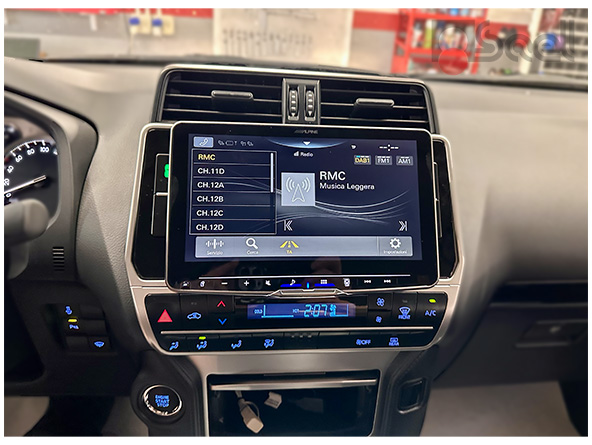 alpine-ilx-f905d-toyota-land-cruiser-num2