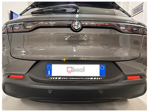 Dettaglio retrocamera installata su Alfa Romeo Tonale