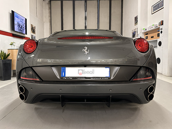Retrocamera installata su Ferrari California