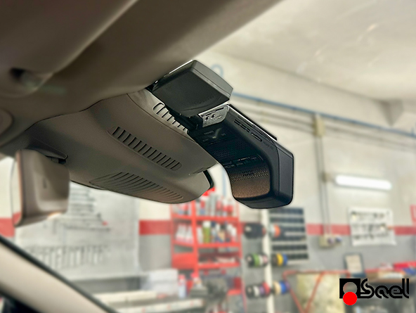 Dash cam Thinkware installata su Mercedes C W205