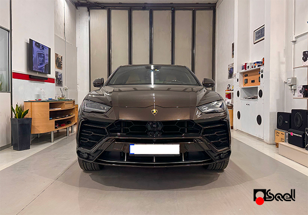 Lamborghini Urus nel workshop SAEL dopo l'installazione