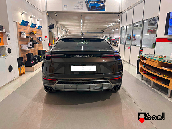 Lamborghini Urus nel workshop SAEL di Brescia