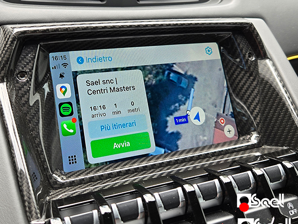 Interfaccia CarPlay integrata nel display Lamborghini Aventador